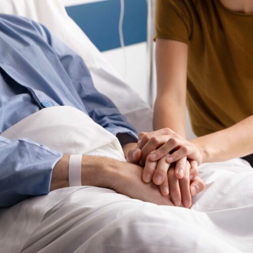 Ehefrau-besucht-ihren-Kranken-Ehemann-im-Krankenhaus